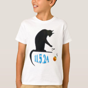 Camiseta Gato Engraçado Espetando Laranja Na Mesa Da Eleiçã