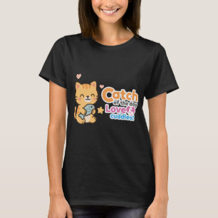 Camiseta Gato Fofo Abraçando Peixe com Amor e Alegria