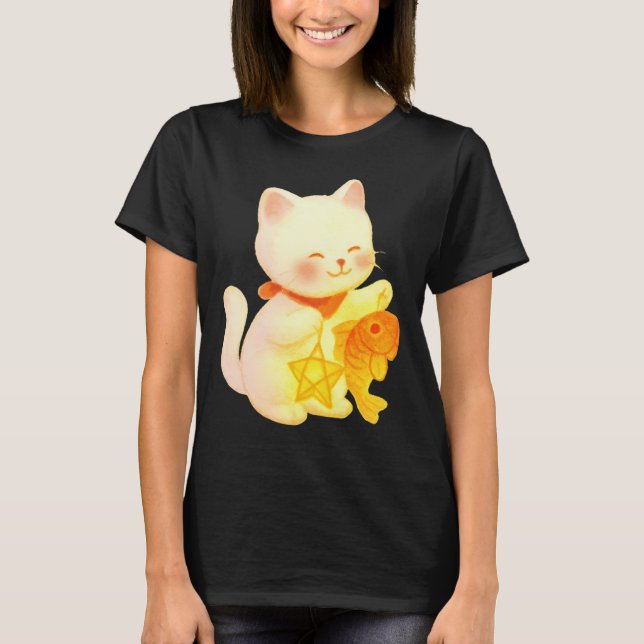 Camiseta Gato Kawaii Maneki Neko com Decoração de Peixe e E (Frente)