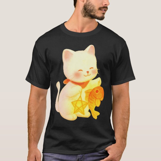 Camiseta Gato Kawaii Maneki Neko com Peixe e Decoração de E (Frente)