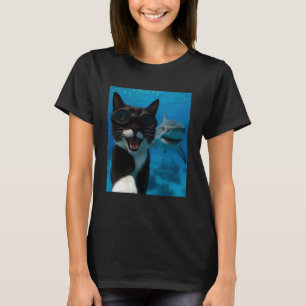 Camiseta Gato Listrado Engraçado Fazendo Selfie com Tubarão