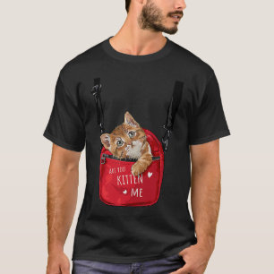 Camiseta Gato Marrom Fofo na Bolsa Vermelha para Transporta