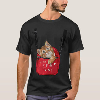 Camiseta Gato Marrom Fofo na Bolsa Vermelha para Transporta
