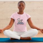 Camiseta Gato NaMEOWste numa dose meditante de ioga<br><div class="desc">Camiseta temática de ioga de gato giro e bonito. Nossa design apresenta nosso gato yoga desenhado à mão em uma pose de ioga, fechando os olhos e meditando em um tapete yoga. Perfeito para ioga e amantes de gatos. Todas as ilustrações são obras de arte originais desenhadas à mão pela...</div>