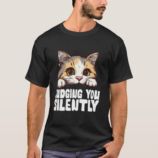 Camiseta Gato Negro Engraçado JULGANDO VOCÊ SILENTEMENTE Am (Frente)