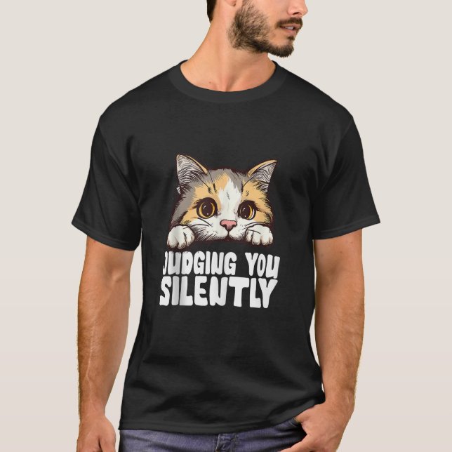 Camiseta Gato Negro Engraçado JULGANDO VOCÊ SILENTEMENTE Am (Frente)