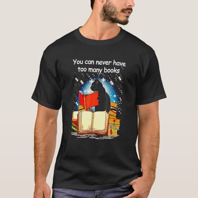 Camiseta Gato Negro Lê Livros Que Você Nunca Pode Ter (Frente)
