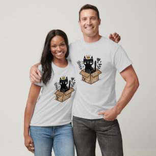 Camiseta Gato Negro Whimsso numa Caixa com Coroa