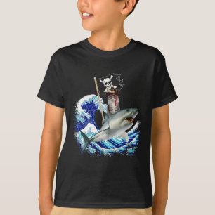 Camiseta Gato Pirata Montando Tubarão Surfando Onda Japones