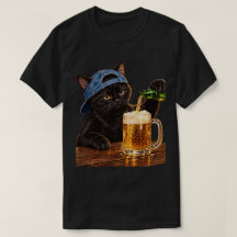 Gato Preto Engraçado Despejando Cerveja em Boné Vi