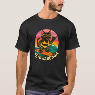 Camiseta Gato Preto Engraçado Surfando de Biquíni Amarelo e