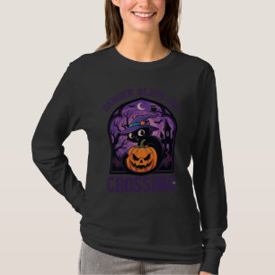 Camiseta Gato Preto Perigoso Cruzando Abóbora de Halloween 