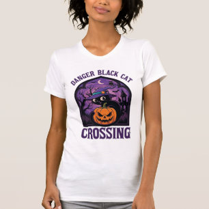 Camiseta Gato Preto Perigoso Cruzando Abóbora de Halloween 