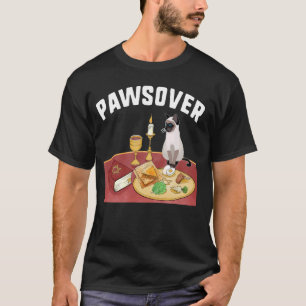Camiseta Gato Purim Pawsover Curiosamente Sentado à Mesa do