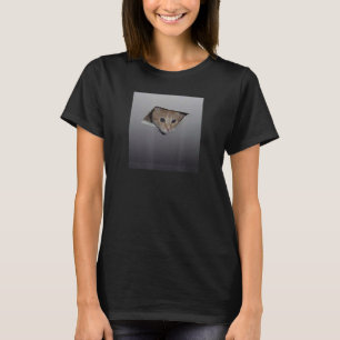 Camiseta gato puxando a cabeça do buraco no meme do teto