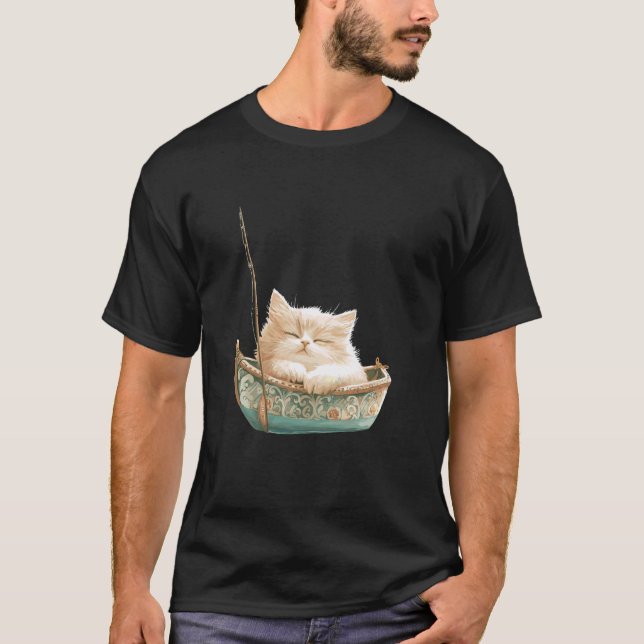 Camiseta Gato Relaxado Em Barco Ornamentado Arte Animal (Frente)