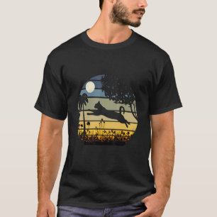 Camiseta Gato Saltando Em Um Campo De Flores Luar