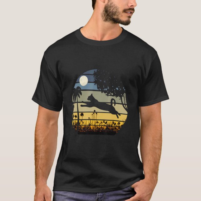 Camiseta Gato Saltando Em Um Campo De Flores Noite De Lua (Frente)