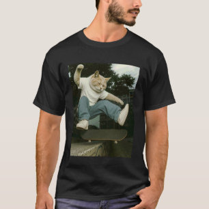 Camiseta Gato Skatista no Meio de um Truque em Cena de Rua