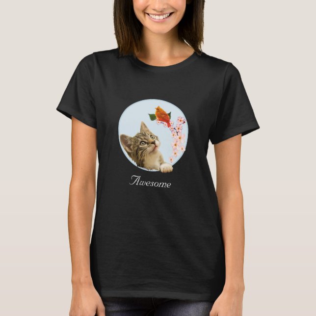 Camiseta Gato Tabby Fofo, Flores e Pequeno Pássaro (Frente)