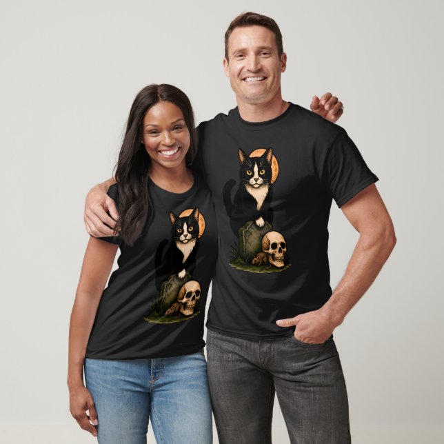 Camiseta Gato Tuxedo e Caveira – Design de Cemitério Gótico (Unissex)
