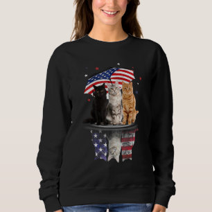 Camiseta Gatos Bonitos Sob O Guarda-Chuva Americano Em Rain
