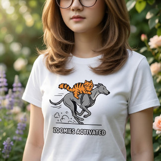 Camiseta Gatos com Zoomies Ativados Montando um Cachorro