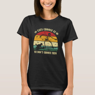 Camiseta Gatos nos escolhem. Vintage Retro Halloween Sinist
