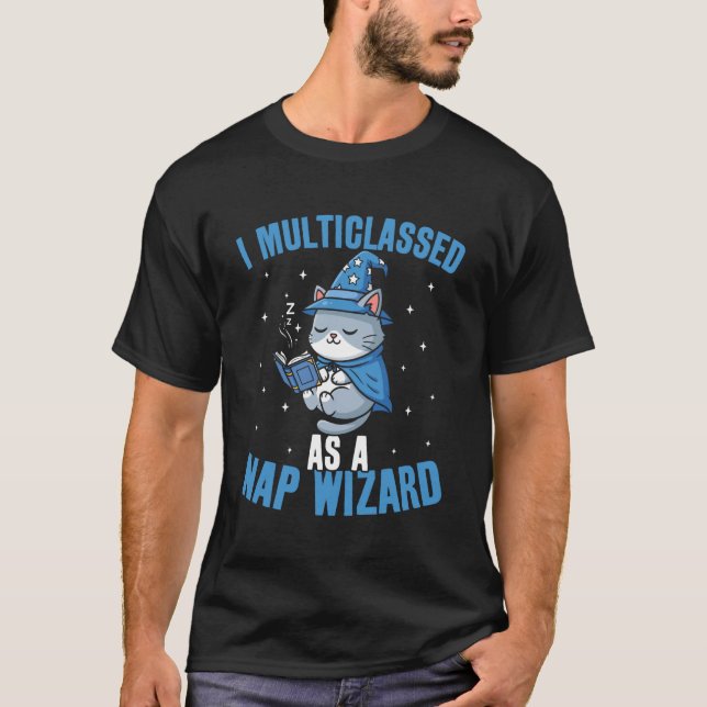 Camiseta Gatos que eu multiclassei como um mago da soneca m (Frente)