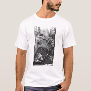 Camiseta Gavroche que recolhe cartuchos