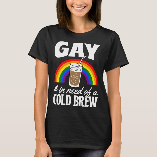 Camiseta Gay And In Need Of A Cold Brew LGBTQ Pride Rainbow (Frente)