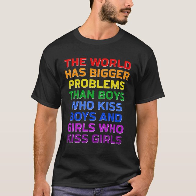 Camiseta Gay The World Has Bigger Problems Rainbow LGBT Pri (Frente)