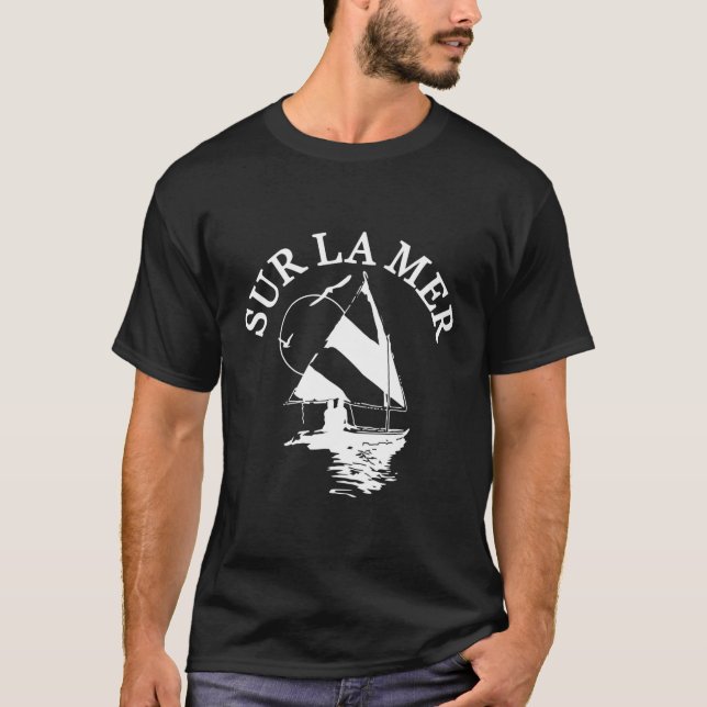 Camiseta Geek Nerd Sur La Mer Sailboat (Frente)