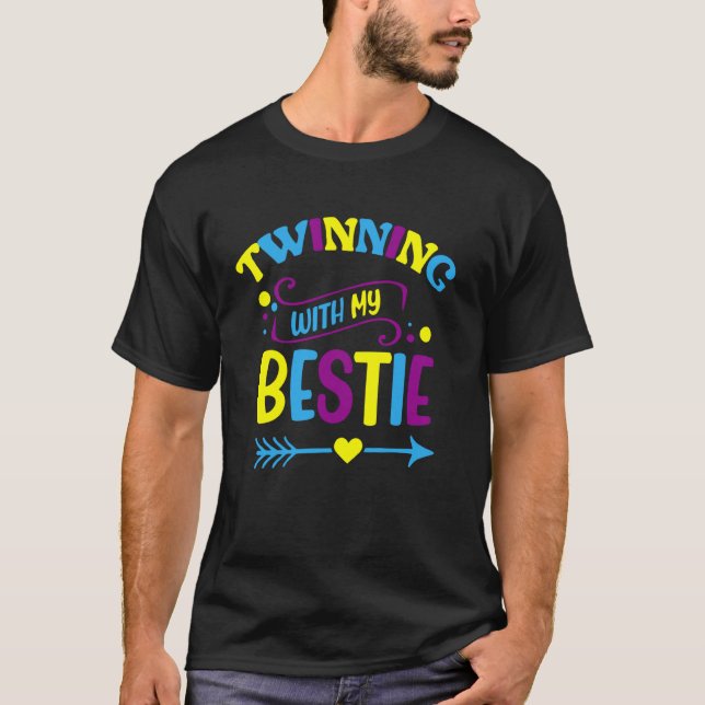 Camiseta Gêmeo Combinando Dia dos Gêmeos Amigo Gêmeo Com Me (Frente)