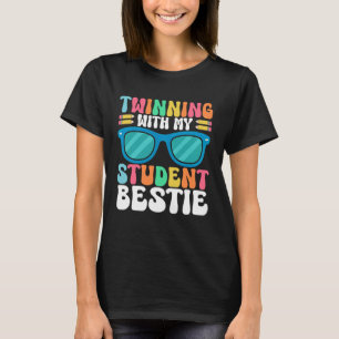 Camiseta Gêmeos com o Espírito da Minha Melhor Amiga Estuda