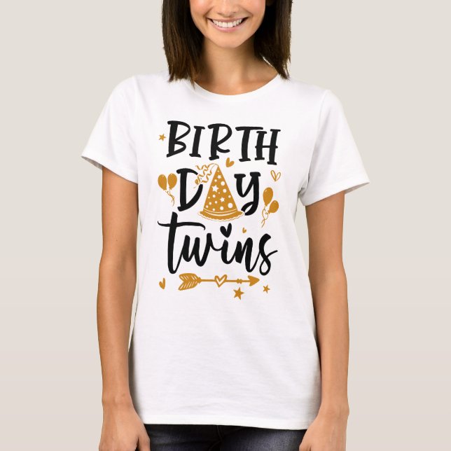 Camiseta Gêmeos de Aniversário Celebram Gêmeos Fofos Que Co (Frente)
