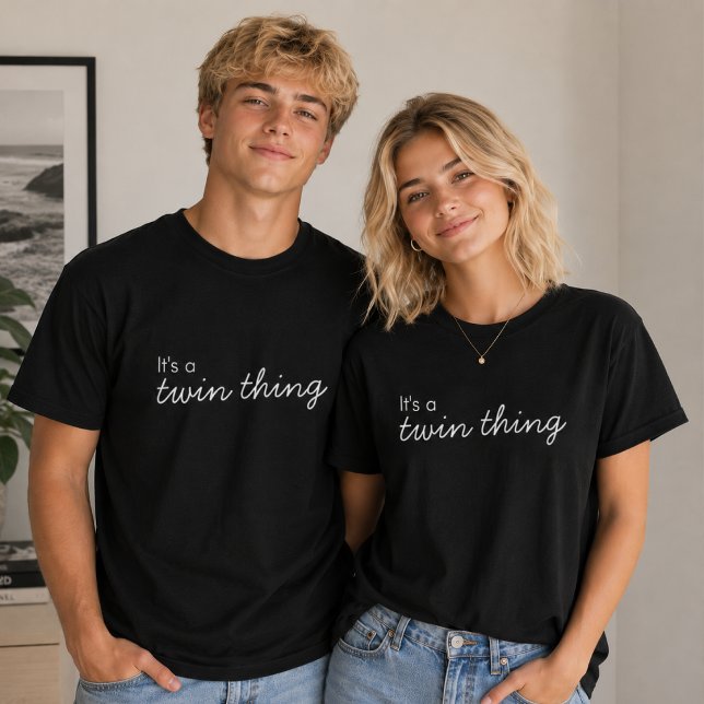 Camiseta Gêmeos | É uma Coisa de Gêmeos Camiseta C (Matching twin T-shirts with a fun quote design for sibling outfits, gifts, and casual photos.)