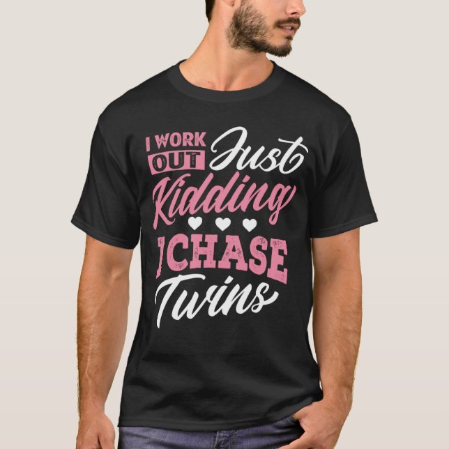 Camiseta Gêmeos, Mamãe... Só Brincando Que Persigo Gêmeos. (Frente)