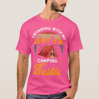 Camiseta Geminação Com Meus Amigos Bestidos De Acampamento