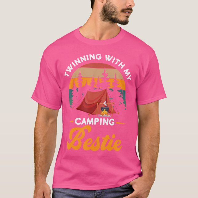 Camiseta Geminação Com Meus Amigos Bestidos De Acampamento  (Frente)
