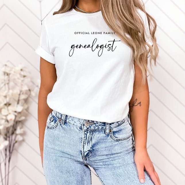Camiseta Genealogista Oficial da Família em Script | NA MOD (A modern, trendy shirt for your family's genealogist)