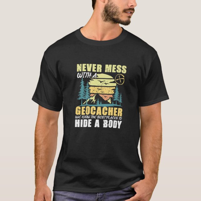 Camiseta Geocache De Arranjo De Tesouros Nunca Menos Com Um (Frente)