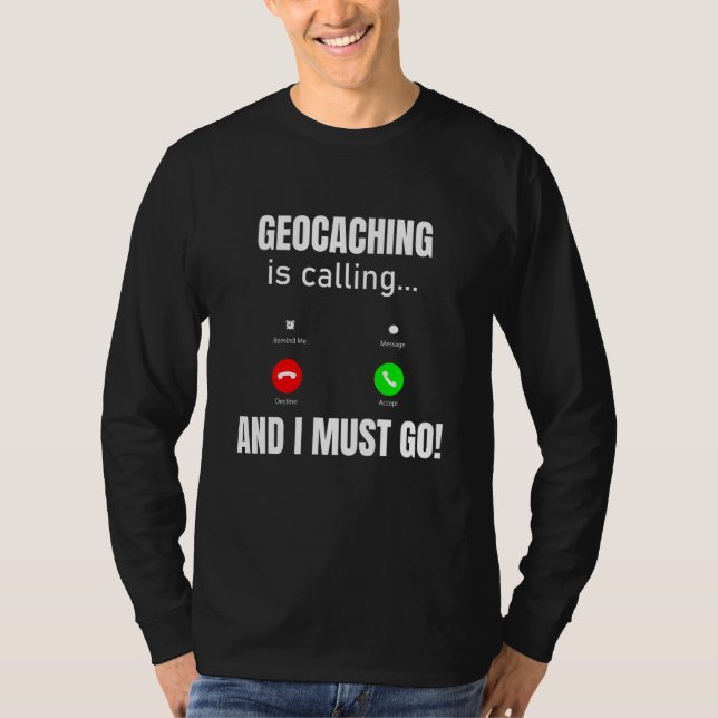 Camiseta Geocaching Está Ligando E Eu Tenho Que Ir (Frente)