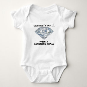 Camiseta Geólogos Fazem Isso... Com Uma Escala de Dureza