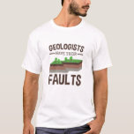Camiseta Geólogos Têm Suas Falhas Geology Earth Science<br><div class="desc">Presente geológico para geólogo ou estudante de geologia. trocadilho de ciências da terra Excelente presente para o curso de geologia ou professor. Design apresenta citação de falha e gráfico engraçado de terremoto</div>