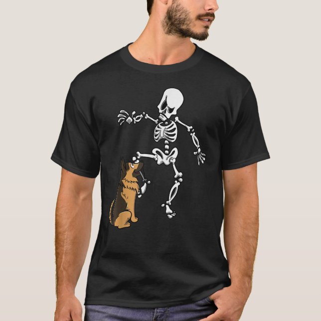 Camiseta German Shepherd Biting Skeleton Leg Halloween (Frente)