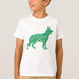 Camiseta German shepherd feito dos trevos