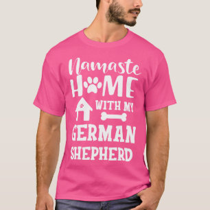 Camiseta German shepherd Namaste, casa com meu pastor alemã