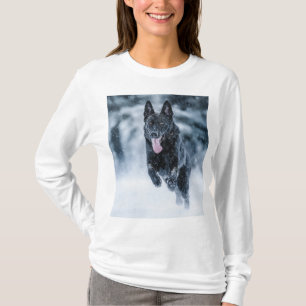 Camiseta German shepherd preto no Cobrir da escova de neve