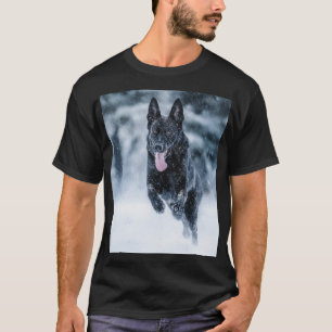 Camiseta German shepherd preto no Cobrir da escova de neve